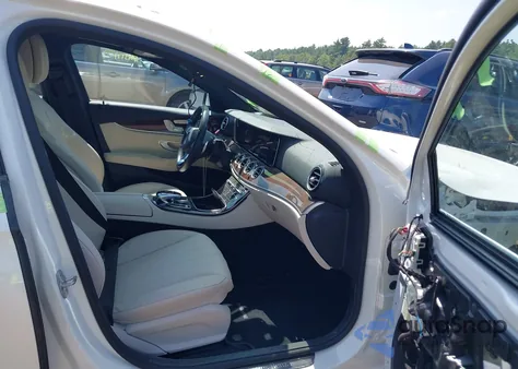 2017 Mercedes-Benz E 300 4Matic z USA, uszkodzony, nr VIN WDDZF4KB6HA212912